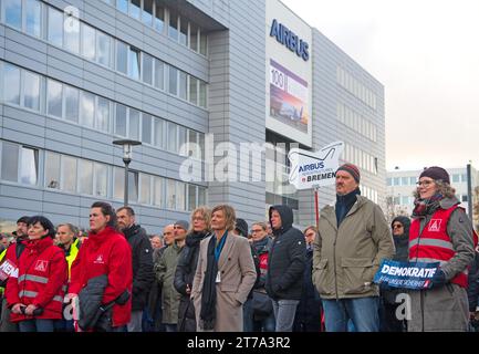 Bremen, Deutschland. November 2023. Teilnehmer einer Demonstration der IG Metall Bremen stehen vor dem Airbus-Werk in Bremen. Die union wirft der deutschen Regierung vor, zunehmend Militärflugzeuge und Hubschrauber aus den Vereinigten Staaten zu kaufen. Quelle: Sarah Knorr/dpa/Alamy Live News Stockfoto