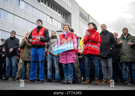 Bremen, Deutschland. November 2023. Teilnehmer an einem Demonstrationsstand der IG Metall vor dem Airbus-Werk. Die union wirft der deutschen Regierung vor, zunehmend Militärflugzeuge und Hubschrauber aus den Vereinigten Staaten zu kaufen. Quelle: Sina Schuldt/dpa/Alamy Live News Stockfoto