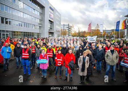 Bremen, Deutschland. November 2023. Teilnehmer einer Demonstration der IG Metall stehen vor dem Airbus-Werk. Die union wirft der deutschen Regierung vor, zunehmend Militärflugzeuge und Hubschrauber aus den Vereinigten Staaten zu kaufen. Quelle: Sina Schuldt/dpa/Alamy Live News Stockfoto