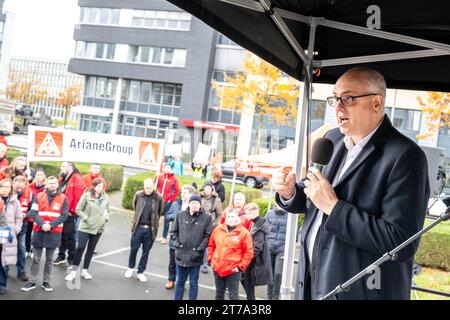 Bremen, Deutschland. November 2023. Andreas Bovenschulte (SPD), Bürgermeister von Bremen, spricht bei einer Demonstration der IG Metall Bremen vor dem Airbus-Werk. Die union wirft der deutschen Regierung vor, zunehmend Militärflugzeuge und Hubschrauber aus den Vereinigten Staaten zu kaufen. Quelle: Sina Schuldt/dpa/Alamy Live News Stockfoto