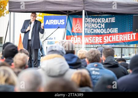 Bremen, Deutschland. November 2023. Andreas Bovenschulte (SPD), Bürgermeister von Bremen, spricht bei einer Demonstration der IG Metall Bremen vor dem Airbus-Werk. Die union wirft der deutschen Regierung vor, zunehmend Militärflugzeuge und Hubschrauber aus den Vereinigten Staaten zu kaufen. Quelle: Sina Schuldt/dpa/Alamy Live News Stockfoto