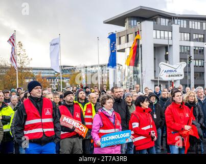 Bremen, Deutschland. November 2023. Teilnehmer an einem Demonstrationsstand der IG Metall vor dem Airbus-Werk. Die union wirft der deutschen Regierung vor, zunehmend Militärflugzeuge und Hubschrauber aus den Vereinigten Staaten zu kaufen. Quelle: Sina Schuldt/dpa/Alamy Live News Stockfoto