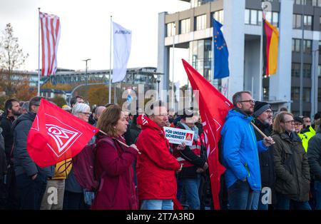 Bremen, Deutschland. November 2023. Teilnehmer einer Demonstration der IG Metall Bremen stehen vor dem Airbus-Werk in Bremen. Die union wirft der deutschen Regierung vor, zunehmend Militärflugzeuge und Hubschrauber aus den Vereinigten Staaten zu kaufen. Quelle: Sarah Knorr/dpa/Alamy Live News Stockfoto
