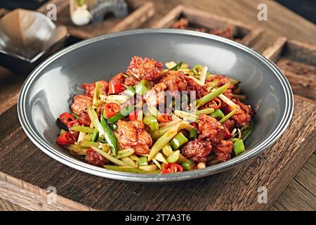 TIR Fried (Sautéed) Chicken en Casserole, Kung Pao Chicken Stockfoto