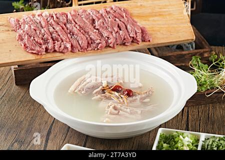 Gedünstetes Hammelfleisch mit Rettichsuppe in Auflauf Stockfoto