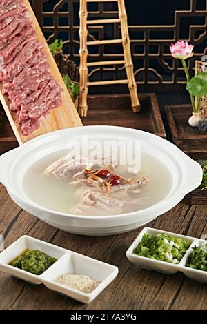 Gedünstetes Hammelfleisch mit Rettichsuppe in Auflauf Stockfoto