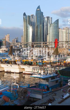 Busan, Südkorea - 16. März 2018: Alter Fischerhafen der Stadt Busan am Abend, vertikales Foto Stockfoto