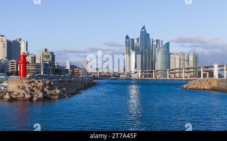 Busan, Südkorea - 16. März 2018: Stadtbild mit Wellenbrechern am Eingang zum alten Fischerhafen der Stadt Busan Stockfoto