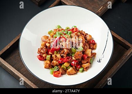 TIR Fried (Sautéed) Chicken en Casserole, Kung Pao Chicken Stockfoto