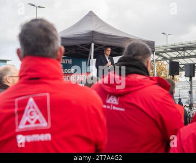 Bremen, Deutschland. November 2023. Bremens Bürgermeister Andreas Bovenschulte (SPD) spricht bei einer Demonstration der IG Metall Bremen vor dem Airbus-Werk in Bremen. Die union wirft der deutschen Regierung vor, zunehmend Militärflugzeuge und Hubschrauber aus den Vereinigten Staaten zu kaufen. Quelle: Sarah Knorr/dpa/Alamy Live News Stockfoto