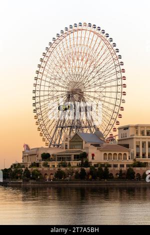 Eine vertikale eines Riesenrads in Yokohamas Minato Mirai Uferpromenade, Japan bei Sonnenuntergang Stockfoto