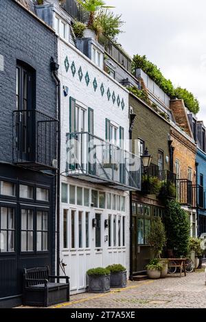 London, Großbritannien - 26. August 2023: Blick auf St. Lukes Mews, eine schöne und gemütliche Kopfsteinpflasterstraße im Viertel Notting Hill in der Nähe der Portobello Road Stockfoto