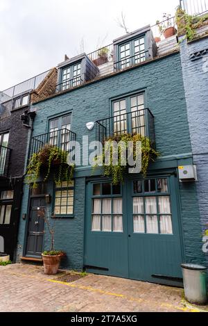 London, Großbritannien - 26. August 2023: Blick auf St. Lukes Mews, eine schöne und gemütliche Kopfsteinpflasterstraße im Viertel Notting Hill in der Nähe der Portobello Road Stockfoto