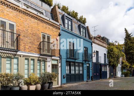 London, Großbritannien - 26. August 2023: Blick auf St. Lukes Mews, eine schöne und gemütliche Kopfsteinpflasterstraße im Viertel Notting Hill in der Nähe der Portobello Road Stockfoto