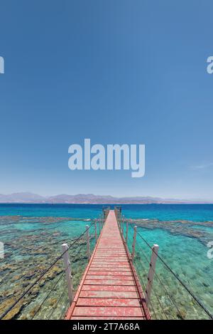 Türkisblauem Wasser und Unterwasser Korallen entlang leeren Strand im beliebten Ferienort Eilat am Roten Meer in Israel. Stockfoto