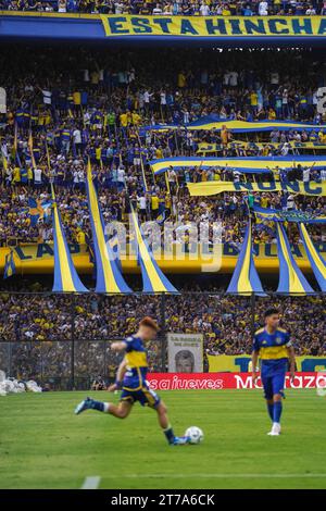 Valentin Barco, Guillermo Pol Fernandez und Fans der Boca Juniors während des Liga Argentina Spiels zwischen den CA Boca Juniors und Newell’s spielten am 12. November 2023 im La Bombonera Stadium in Buenos Aires, Spanien. (Foto: Santiago Joel Abdala / PRESSINPHOTO) Stockfoto