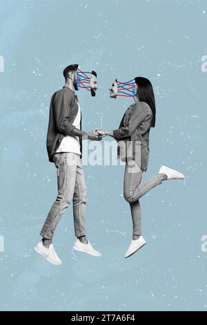 Skizzierplakat Collage von schönen, schönen Paaren, die Hände halten, die Zeit zusammen auf blauem Hintergrund verbringen Stockfoto