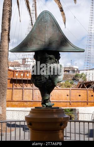 Berühmte Statue eines Zwergs, nach dem Vorbild Napoleon, und Museo Naval Santa Maria auf dem Hintergrund Stockfoto