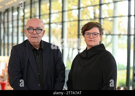 Detlev Zander, Sprecher Betroffenenvertretung des Beteiligungsforums Sexualisierte Gewalt und Nancy Janz, Sprecherin der Betroffenenvertretung des Beteiligungsforums Sexualisierte Gewalt, aufgenommen waehrend der Tagung der Synode der Evangelischen Kirche in Deutschland EKD in Ulm Foto vom 14.11.2023. NUR REDAKTIONELLE VERWENDUNG *** Detlev Zander, Sprecherin des Partizipationsforums für sexualisierte Gewalt und Nancy Janz, Sprecherin des Partizipationsforums für sexualisierte Gewalt, aufgenommen während des Treffens der Synode der Evangelischen Kirche in Deutschland EKD in Ulm Foto vom 14 11 2023 EDITORIAL USA Stockfoto