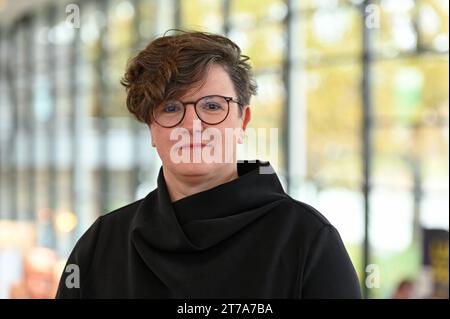 Nancy Janz, Sprecherin der Betroffenenvertretung des Beteiligungsforums Sexualisierte Gewalt, aufgenommen waehrend der Tagung der Synode der Evangelischen Kirche in Deutschland EKD in Ulm Foto vom 14.11.2023. NUR REDAKTIONELLE VERWENDUNG *** Nancy Janz, Sprecherin des Forums zur Beteiligung sexualisierter Gewalt, aufgenommen während der Sitzung der Synode der Evangelischen Kirche in Deutschland EKD in Ulm Foto vom 14 11 2023 REDAKTIONELLE VERWENDUNG NUR Copyright: epd-bild/HeikexLyding Betroffenenvertretung9 Credit: Imago/Alamy Live News Stockfoto