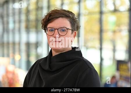 Nancy Janz, Sprecherin der Betroffenenvertretung des Beteiligungsforums Sexualisierte Gewalt, aufgenommen waehrend der Tagung der Synode der Evangelischen Kirche in Deutschland EKD in Ulm Foto vom 14.11.2023. NUR REDAKTIONELLE VERWENDUNG *** Nancy Janz, Sprecherin des Forums zur Beteiligung sexualisierter Gewalt, aufgenommen während der Sitzung der Synode der Evangelischen Kirche in Deutschland EKD in Ulm Foto vom 14 11 2023 REDAKTIONELLE VERWENDUNG NUR Copyright: epd-bild/HeikexLyding Betroffenenvertretung7 Credit: Imago/Alamy Live News Stockfoto