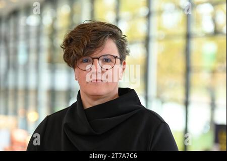 Nancy Janz, Sprecherin der Betroffenenvertretung des Beteiligungsforums Sexualisierte Gewalt, aufgenommen waehrend der Tagung der Synode der Evangelischen Kirche in Deutschland EKD in Ulm Foto vom 14.11.2023. NUR REDAKTIONELLE VERWENDUNG *** Nancy Janz, Sprecherin des Forums zur Beteiligung sexualisierter Gewalt, aufgenommen während der Sitzung der Synode der Evangelischen Kirche in Deutschland EKD in Ulm Foto vom 14 11 2023 REDAKTIONELLE VERWENDUNG NUR Copyright: epd-bild/HeikexLyding Betroffenenvertretung8 Credit: Imago/Alamy Live News Stockfoto