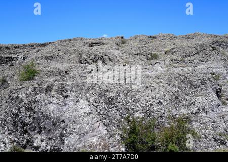 Vulkanischer Aufschluss von Andesita aus Perm. Cerros volcnicos de la Miñosa, Guadalajara, Castilla-La Mancha, Spanien. Stockfoto
