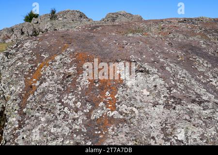 Vulkanischer Aufschluss von Andesita aus Perm. Cerros volcánicos de la Miñosa, Guadalajara, Castilla-La Mancha, Spanien. Stockfoto