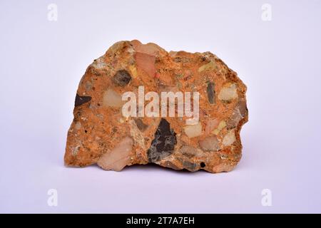 Sedimentäre Breccia mit Winkelfragmenten und Matrix. Stockfoto