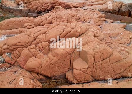 Roter Granit. Granit ist ein aufdringlicher, magischer Stein. Dieses Foto wurde an der Küste Korsikas in Frankreich aufgenommen. Stockfoto