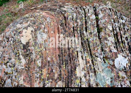 Roter Sandstein mit Liesegang-Ringen. Sandstein ist ein klastisches Sedimentgestein, das aus Quarzkörnern besteht. Dieses Foto wurde in Sierra de Albarracín, T Stockfoto