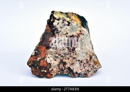 Ignimbrite ist ein vulkanischer Felsen, der aus einer Ablagerung pyroklastischer Strömungen gebildet wurde. Diese Probe stammt aus Cabo de Gata, Almería, Andalusien, Spanien. Stockfoto