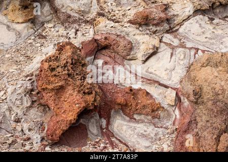 Ignimbrite ist ein vulkanischer Felsen, der aus einer Ablagerung pyroklastischer Strömungen gebildet wurde. Dieses Foto wurde in Cabo de Gata, Almería, Andalusien, Spanien aufgenommen. Stockfoto