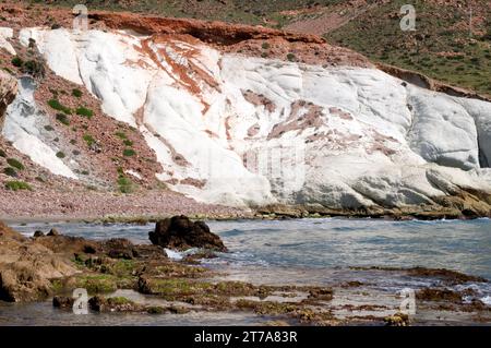 Ignimbrite ist ein vulkanischer Felsen, der aus einer Ablagerung pyroklastischer Strömungen gebildet wurde. Dieses Foto wurde in Cabo de Gata, Almería, Andalusien, Spanien aufgenommen. Stockfoto