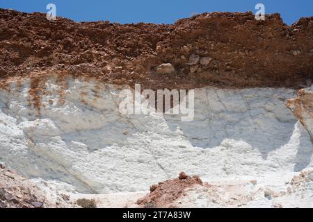 Ignimbrit (weiß) ist ein Vulkangestein, der aus einer Ablagerung pyroklastischer Strömung gebildet wird. Dieses Foto wurde in Cabo de Gata, Almería, Andalusien, Spanien aufgenommen. Stockfoto