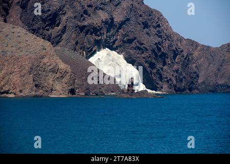 Ignimbrit (weiß) ist ein Vulkangestein, der aus einer Ablagerung pyroklastischer Strömung gebildet wird. Dieses Foto wurde in Cabo de Gata, Almería, Andalusien, Spanien aufgenommen. Stockfoto