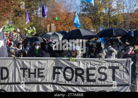 „Stop Cop City“-Aktivisten marschieren auf die Baustelle für das Atlanta Public Safety Training Center im Rahmen des Block Cop City marsches in Atlanta, Georgia am Montag, den 13. November 2023. Aktivisten der „Stop Cop City“ kamen aus allen Vereinigten Staaten zusammen, um an dem „Block Cop City“-marsch zur Baustelle des Atlanta Public Safety Training Center teilzunehmen. (Foto: Carlos Berrios Polanco/SIPA USA) Stockfoto