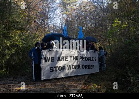 „Stop Cop City“-Aktivisten marschieren auf die Baustelle für das Atlanta Public Safety Training Center im Rahmen des Block Cop City marsches in Atlanta, Georgia am Montag, den 13. November 2023. Aktivisten der „Stop Cop City“ kamen aus allen Vereinigten Staaten zusammen, um an dem „Block Cop City“-marsch zur Baustelle des Atlanta Public Safety Training Center teilzunehmen. (Foto: Carlos Berrios Polanco/SIPA USA) Stockfoto