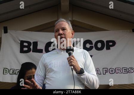 Joel Paez, Vater des ermordeten Aktivisten Manuel Paez Terán, spricht am Montag, den 13. November 2023 in Atlanta, Georgia, vor einer Menschenmenge von Aktivisten. Aktivisten der „Stop Cop City“ kamen aus allen Vereinigten Staaten zusammen, um an dem „Block Cop City“-marsch zur Baustelle des Atlanta Public Safety Training Center teilzunehmen. (Foto: Carlos Berrios Polanco/SIPA USA) Stockfoto