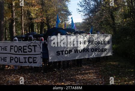 „Stop Cop City“-Aktivisten marschieren auf die Baustelle für das Atlanta Public Safety Training Center im Rahmen des Block Cop City marsches in Atlanta, Georgia am Montag, den 13. November 2023. Aktivisten der „Stop Cop City“ kamen aus allen Vereinigten Staaten zusammen, um an dem „Block Cop City“-marsch zur Baustelle des Atlanta Public Safety Training Center teilzunehmen. (Foto: Carlos Berrios Polanco/SIPA USA) Stockfoto