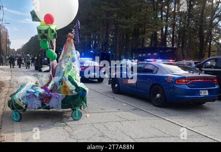 Nachdem sie von der Polizei konfrontiert wurden und Tränengas vergast wurden, mussten die Aktivisten von „Stop Cop City“ ihre Requisiten am Montag, den 13. November 2023, in Atlanta, Georgia, zurücklassen. Aktivisten der „Stop Cop City“ kamen aus allen Vereinigten Staaten zusammen, um an dem „Block Cop City“-marsch zur Baustelle des Atlanta Public Safety Training Center teilzunehmen. (Foto: Carlos Berrios Polanco/SIPA USA) Stockfoto