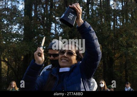 Belkis Terán, Mutter des ermordeten Aktivisten Manuel Paez Terán, steht am Montag, den 13. November 2023, vor einer großen Menge von „Stop Cop City“-Aktivisten in Atlanta, Georgia. Aktivisten der „Stop Cop City“ kamen aus allen Vereinigten Staaten zusammen, um an dem „Block Cop City“-marsch zur Baustelle des Atlanta Public Safety Training Center teilzunehmen. (Foto: Carlos Berrios Polanco/SIPA USA) Stockfoto