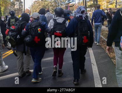 Atlanta, USA. November 2023. Eine Gruppe von Straßenmedizinern läuft mit dem „Block Cop City“-marsch in Atlanta, Georgia am Montag, den 13. November 2023. „Stop Cop City“-Aktivisten aus allen Vereinigten Staaten versammelten sich, um an dem „Block Cop City“-marsch zur Baustelle des Atlanta Public Safety Training Center teilzunehmen. (Foto: Carlos Berrios Polanco/SIPA USA) Credit: SIPA USA/Alamy Live News Stockfoto