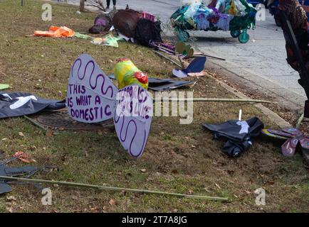 Atlanta, USA. November 2023. Nachdem sie von der Polizei konfrontiert wurden und Tränengas vergaßen, mussten die Aktivisten von „Stop Cop City“ ihre Requisiten am Montag, den 13. November 2023, in Atlanta, Georgia, zurücklassen. „Stop Cop City“-Aktivisten aus allen Vereinigten Staaten versammelten sich, um an dem „Block Cop City“-marsch zur Baustelle des Atlanta Public Safety Training Center teilzunehmen. (Foto: Carlos Berrios Polanco/SIPA USA) Credit: SIPA USA/Alamy Live News Stockfoto