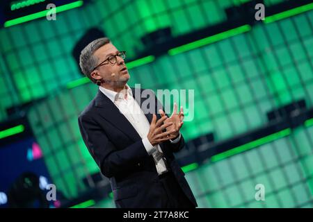 Lissabon, Portugal. November 2023. Carlos Moedas, Bürgermeister der Stadt Lissabon, spricht am Eröffnungsabend des Web Summit 2023 in Lissabon vor dem Publikum. (Foto: Bruno de Carvalho/SOPA Images/SIPA USA) Credit: SIPA USA/Alamy Live News Stockfoto