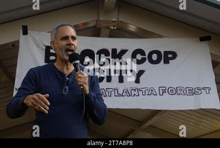 Atlanta, USA. November 2023. Kamau Franklin, Gründer von Community Movement Builders, sprach am Montag, den 13. November 2023, in Atlanta, Georgia vor einer Menge von „Stop Cop City“-Aktivisten. „Stop Cop City“-Aktivisten aus allen Vereinigten Staaten versammelten sich, um an dem „Block Cop City“-marsch zur Baustelle des Atlanta Public Safety Training Center teilzunehmen. (Foto: Carlos Berrios Polanco/SIPA USA) Credit: SIPA USA/Alamy Live News Stockfoto