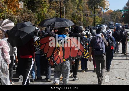 Atlanta, USA. November 2023. Der „Block Cop City“-marsch, der am Montag, 13. November 2023 in den Gresham Park in Atlanta, Georgia, zurückkehrt. „Stop Cop City“-Aktivisten aus allen Vereinigten Staaten versammelten sich, um an dem „Block Cop City“-marsch zur Baustelle des Atlanta Public Safety Training Center teilzunehmen. (Foto: Carlos Berrios Polanco/SIPA USA) Credit: SIPA USA/Alamy Live News Stockfoto