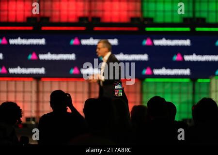 Lissabon, Portugal. November 2023. Carlos Moedas, Bürgermeister der Stadt Lissabon, spricht am Eröffnungsabend des Web Summit 2023 in Lissabon vor dem Publikum. (Foto: Bruno de Carvalho/SOPA Images/SIPA USA) Credit: SIPA USA/Alamy Live News Stockfoto