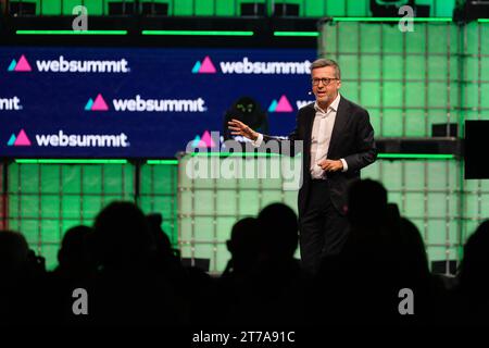 Lissabon, Portugal. November 2023. Carlos Moedas, Bürgermeister der Stadt Lissabon, spricht am Eröffnungsabend des Web Summit 2023 in Lissabon vor dem Publikum. (Foto: Bruno de Carvalho/SOPA Images/SIPA USA) Credit: SIPA USA/Alamy Live News Stockfoto