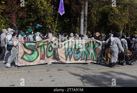 Atlanta, USA. November 2023. Der „Block Cop City“-marsch, der am Montag, 13. November 2023 in den Gresham Park in Atlanta, Georgia, zurückkehrt. „Stop Cop City“-Aktivisten aus allen Vereinigten Staaten versammelten sich, um an dem „Block Cop City“-marsch zur Baustelle des Atlanta Public Safety Training Center teilzunehmen. (Foto: Carlos Berrios Polanco/SIPA USA) Credit: SIPA USA/Alamy Live News Stockfoto